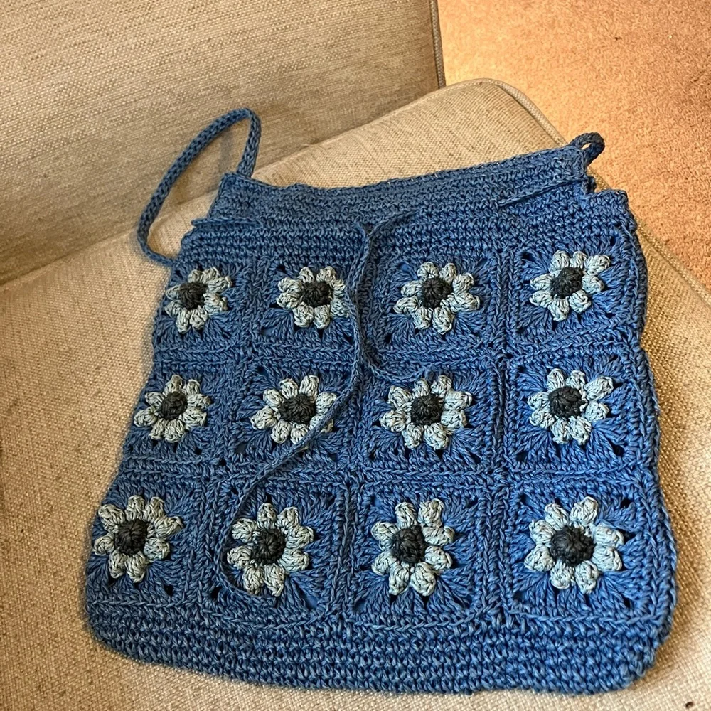 Blue crochet flower purse - Picture 3 of 6